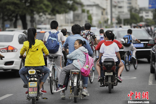 資料圖：2016年9月1日，北京中小學開學首日遇上早高峰，造成學校周邊道路擁堵。