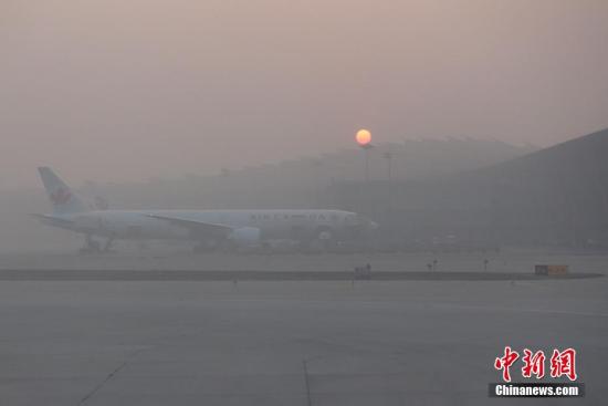 資料圖 1月3日，霧霾籠罩下的北京首都機場。<a target='_blank' href='http://www.chinanews.com/'>中新社</a>記者 崔楠 攝