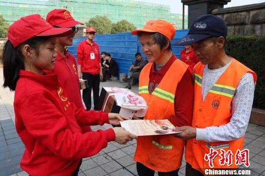 小義工有大善舉 浙江諸暨“義二代”平均年齡11歲 店口鎮(zhèn)義工協(xié)會(huì)提供 攝