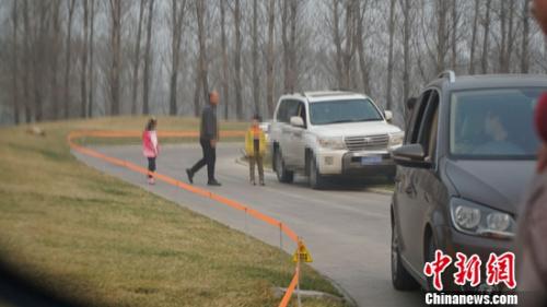 人民日報(bào)評游客虎區(qū)下車：總有人把記性放別人腦袋里