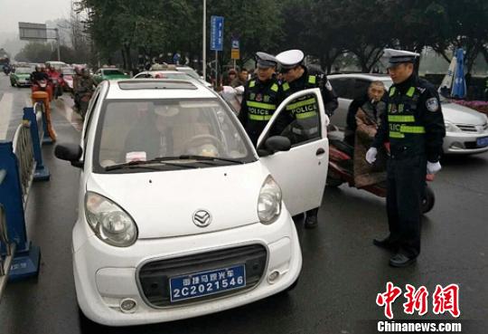 樂山交警嚴(yán)查電動三四輪車違規(guī)上路。　劉忠俊 攝