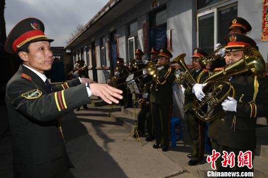 45歲的楊學(xué)軍是樂隊(duì)的創(chuàng)始人，他每天下午都要帶領(lǐng)隊(duì)員排練歌曲。樂器種類從最初的兩三種擴(kuò)展到電子琴、小號(hào)、大號(hào)、中號(hào)、薩克斯、架子鼓、大鼓、小鼓等十余種。　韋亮 攝