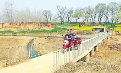 漯河一獨(dú)臂村民打工攢錢在澧河上架橋 造福兩岸村民