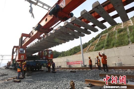 九景衢鐵路正線完成鋪軌貫通距通車運營又近一步