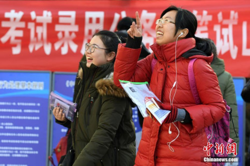 資料圖：2016年11月27日，山西太原一國考考點(diǎn)，考生準(zhǔn)備進(jìn)入考場。武俊杰 攝