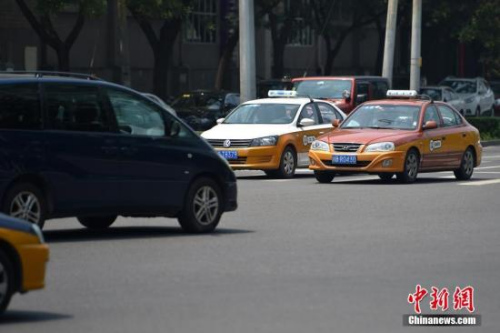 資料圖：行駛在路上的傳統出租車。<a target='_blank' href='http://www.chinanews.com/' >中新網</a>記者 金碩 攝