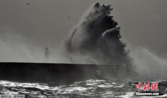 當地時間2月23日，風暴Doris登陸英國，南部沿海地區遭遇巨浪襲擊，眾多航班被延時或取消，民眾出行受阻。