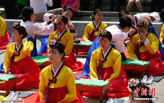 當地時間2016年5月16日，當日是韓國一年一度的“成年日”，韓國女高中生舉行傳統成年禮儀式。