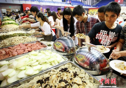 資料圖：多位市民正在排隊選擇麻辣燙菜品。<a target='_blank' href='http://www.chinanews.com/'>中新社</a>發(fā) 李一芳 攝