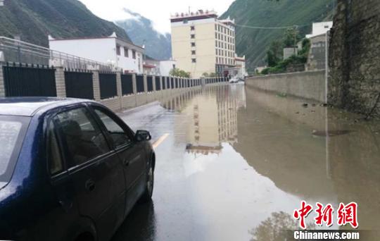 道路被洪水淹沒。　鐘欣 攝