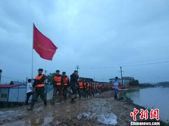 武警部隊在救援一線 胡徐峰 攝