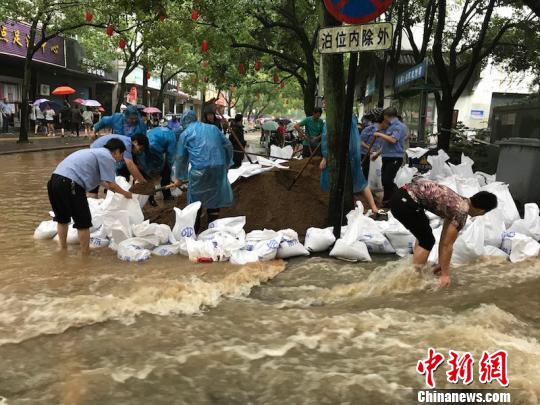 圖為蘭溪民眾協(xié)力堆沙包，嚴防死守汛情 奚金燕 攝