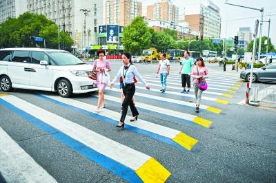 北京設(shè)立3D立體斑馬線 警示車輛讓行人