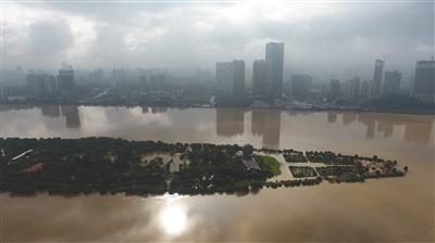 7月2日，湘江長沙站水位超過歷史最高水位，圖為長沙橘子洲景點被淹沒。 新京報記者 王飛 安鐘汝 攝影報道