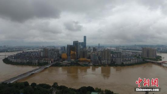 7月3日，因受連日暴雨影響，廣西柳江河柳州段出現(xiàn)超警戒水位。洪水導(dǎo)致沿江低洼地帶被淹，柳州呈現(xiàn)洪水圍城的情景，城市在洪水中如同孤島。當(dāng)天4時50分許，柳江柳州水文站出現(xiàn)85.56米左右的洪峰水位(警戒水位82.5米)。連日來廣西多地遭遇大到暴雨襲擊，強(qiáng)降雨造成部分河流超警戒水位。 王以照 攝