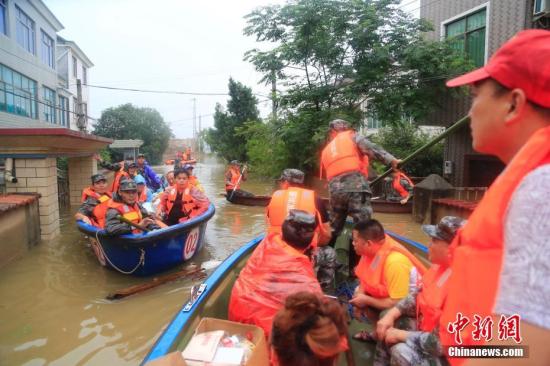 6月26日，受持續(xù)暴雨影響，浙江蘭溪汛情嚴(yán)重，浙江省紹興軍分區(qū)迅速集結(jié)越城區(qū)柯橋區(qū)諸暨市應(yīng)急分隊(duì)，跨區(qū)救援蘭溪。<a target='_blank' href='http://www.chinanews.com/'>中新社</a>發(fā) 夏先龍 攝