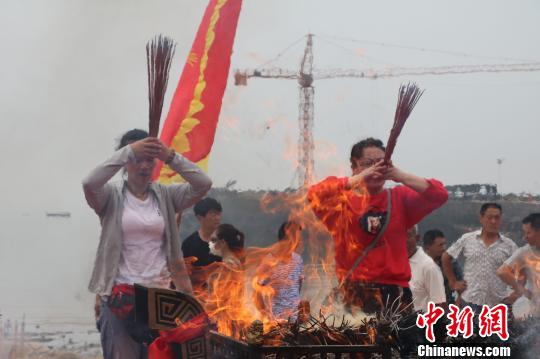 當地人在現場祭拜海神，用古老傳統習俗祈福。　張西竹 攝