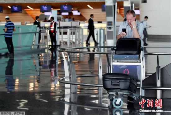 此前，阿聯(lián)酋航空、埃及航空等相繼暫停往返卡塔爾首都多哈的航班，沙特等國(guó)甚至禁止卡塔爾航空班機(jī)越過領(lǐng)空，令中東航空樞紐多哈的哈馬德國(guó)際機(jī)場(chǎng)陷入混亂。