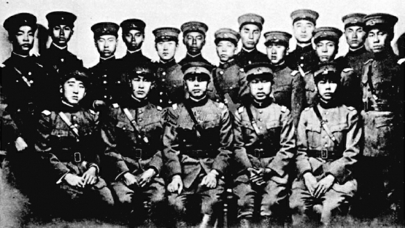 1926年，法國牟拉納航校18名中國學員留影。前排右二為高志航。