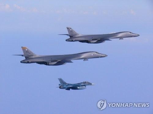 資料圖片：7月30日飛抵韓半島上空的B-1B戰略轟炸機（韓聯社）