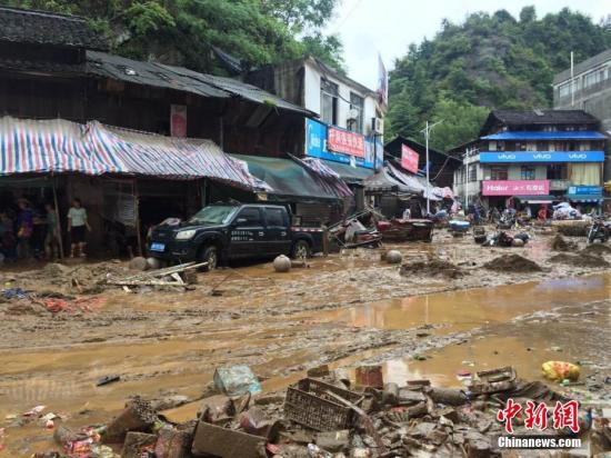 8月12日7時許，受強降雨影響，廣西柳州市融水苗族自治縣桿洞鄉(xiāng)桿洞村河段水位暴漲，超警戒水位0.97米洪水。洪水來勢洶洶，涌入當?shù)卣诮值溃瑢?dǎo)致部分商鋪、住房被淹，一些未來得及轉(zhuǎn)移車輛被沖走。據(jù)融水官方介紹，當天7時許，桿洞村河段水位上漲至491米，僅僅十分鐘后暴漲至492.3米(警戒水位492米)。山洪暴發(fā)后，當?shù)厮蛔罡邼q至492.97米。由于洪水來得突然，許多受災(zāi)戶來不及搬離東西，街上多輛汽車被洪水沖走。7時35分，當?shù)卣畣泳o急預(yù)案、成立抗洪救災(zāi)組，迅速組織沿河群眾撤離，至7時50分左右已全部安全撤離，暫無人員傷亡報告。目前，該鄉(xiāng)仍有零星小雨，河水水位已回落至警戒水位以內(nèi)，當...