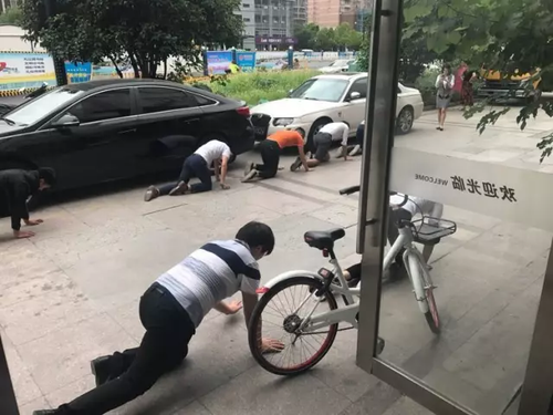 理發店員工跪地爬行惹爭議 工作人員:不是作秀