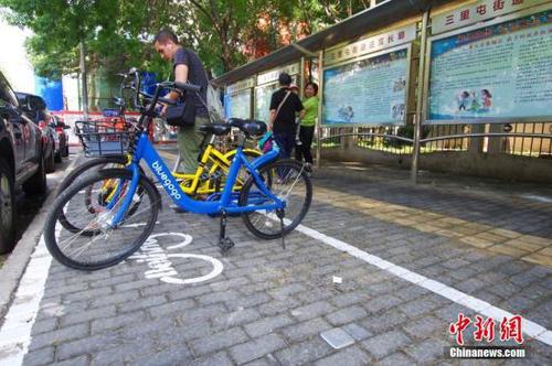 資料圖：一位外國友人正在北京三里屯地區(qū)的一處共享單車電子圍欄內歸還單車。<a target='_blank' href='http://www.chinanews.com/'>中新社</a>記者 賈天勇 攝