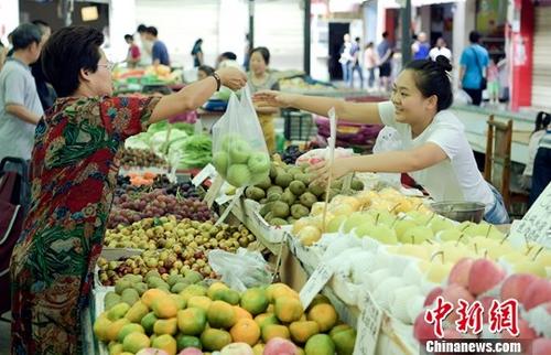 資料圖：農貿市場內民眾正在購買水果。<a target='_blank' href='http://www.chinanews.com/'>中新社</a>記者 劉忠俊 攝