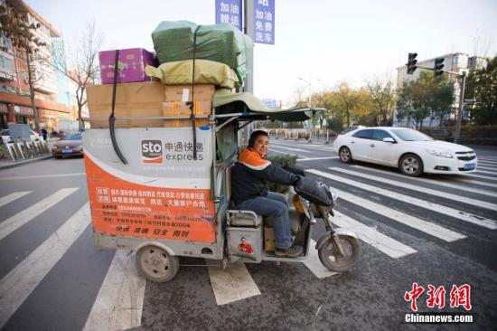 資料圖：山西太原，一輛滿載包裹的快遞配送車。 張云 攝