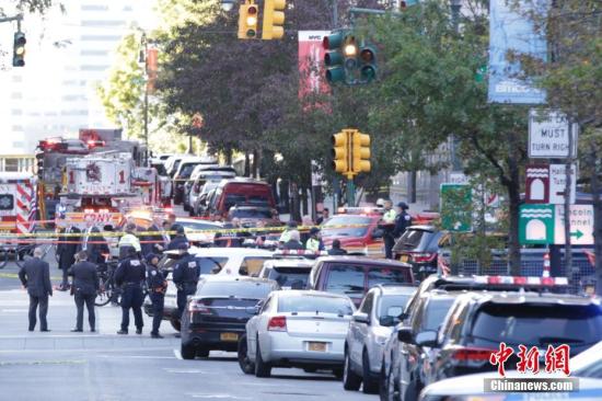 大量警力聚集在紐約曼哈頓西側快速路卡車撞人恐怖襲擊現場。 <a target='_blank' href='http://www.chinanews.com/'>中新社</a>記者 廖攀 攝