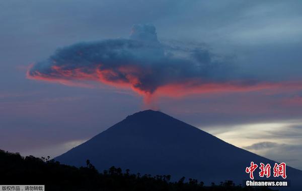 當地時間11月30日，印度尼西亞巴厘島，著名旅游勝地阿貢火山持續噴發，火山噴出濃煙、灰塵、碎石和沙子，形成一朵巨型蘑菇云。3