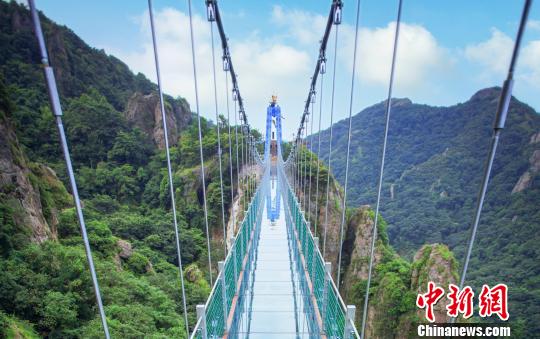 國內首座高空特效玻璃橋“飛龍在天”航拍圖。　張婭子 攝