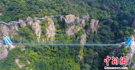 國內首座高空特效玻璃橋“飛龍在天”航拍圖?！垕I子 攝