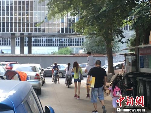 資料圖：北京某幼兒園門口，家長接孩子放學。<a target='_blank' href='http://www.chinanews.com/' >中新網</a>記者 湯琪 攝