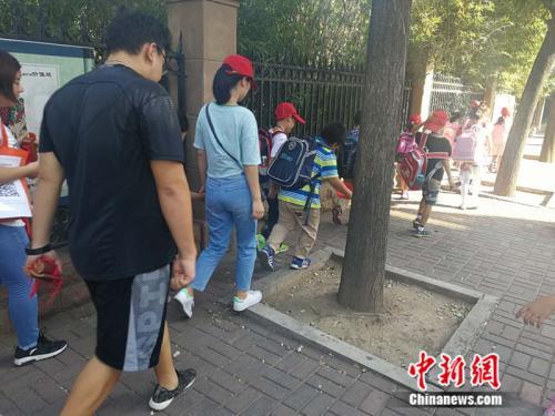 資料圖：某托管機構接小學生放學。<a target='_blank' href='http://www.chinanews.com/' >中新網</a>記者 張尼 攝