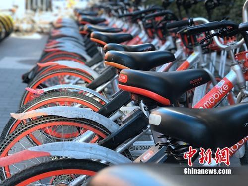 資料圖：成排的摩拜單車在路邊停放。<a target='_blank' href='http://www.chinanews.com/' >中新網</a> 吳濤 攝