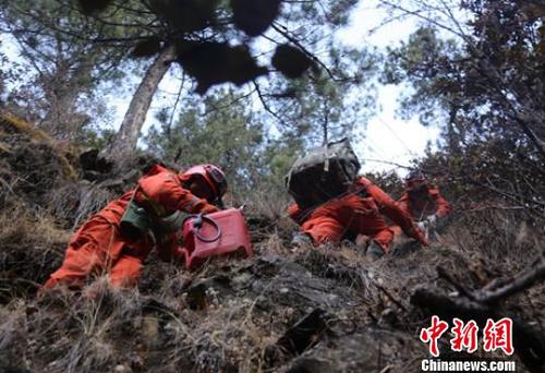 森警官兵爬山奔赴火場滅火。　楊俊輝 攝