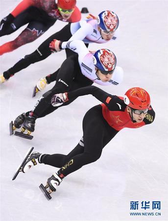 　2月22日，武大靖（下）在比賽中。當日，在江陵冰上運動場舉行的2018年平昌冬奧會短道速滑男子500米決賽中，中國選手武大靖以39秒584的成績奪冠，并創(chuàng)造新的世界紀錄。