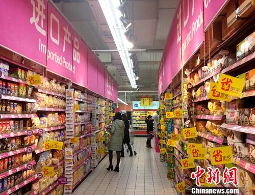 居民在超市里購(gòu)買進(jìn)口產(chǎn)品。<a target='_blank' href='http://www.chinanews.com/' >中新網(wǎng)</a>記者 李金磊 攝