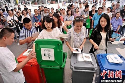 資料圖：圖為市民參與“丟垃圾”游戲，培養垃圾分類意識。鐘欣 攝