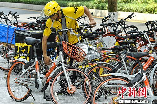 4月4日，美團外賣員與摩拜單車。當日，美團與摩拜聯合宣布，已經簽署美團全資收購摩拜的協議，交易完成后，摩拜單車將保持品牌和運營的獨立。 <a target='_blank' href='http://www.chinanews.com/'>中新社</a>記者 陳驥旻 攝