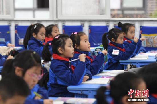 資料圖：小學生們正在課堂內認真聽講。<a target='_blank' href='http://www.chinanews.com/'>中新社</a>記者 王剛 攝