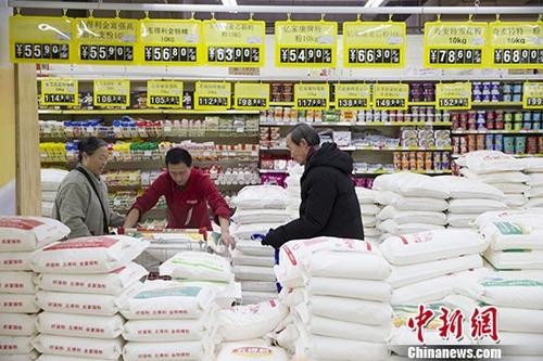 資料圖：民眾正在超市購買面粉。
<a target='_blank' href='http://www.chinanews.com/'>中新社</a>記者 張云 攝