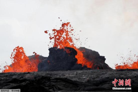 當(dāng)?shù)貢r間2018年5月26日，美國夏威夷州帕霍阿，基拉韋厄火山持續(xù)噴發(fā)，巖漿涌向Leilani Estates住宅區(qū)。