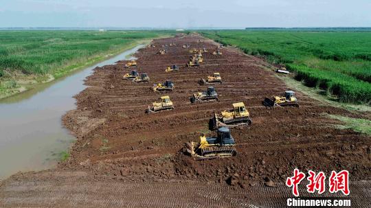 6月6日，下塞湖南堤施工整治現場。　廖文 攝