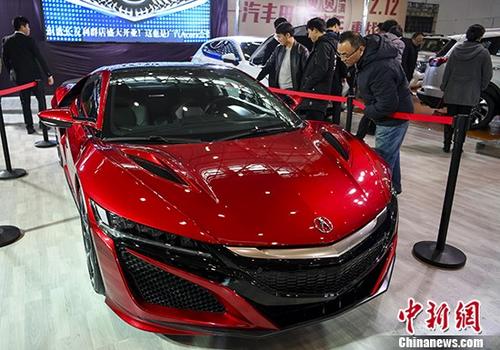 資料圖：民眾在車展購車。<a target='_blank' href='http://www.chinanews.com/'>中新社</a>記者 劉新 攝