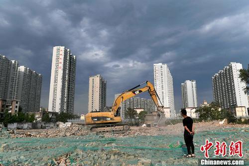 資料圖：工人操作挖掘機在太原一商品房建設工地施工作業。<a target='_blank' href='http://www.chinanews.com/'>中新社</a>記者 韋亮 攝