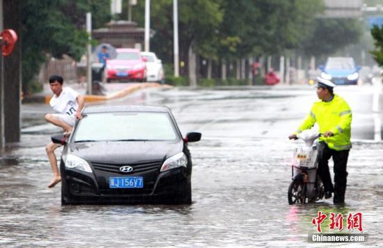 7月24日，受臺風“安比”影響，天津現今夏最強降雨。圖為一輛小轎車“拋錨”在雨中。<a target='_blank' href='http://www.chinanews.com/'>中新社</a>記者 張道正 攝