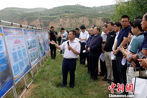 8月7日，歐美同學會(中國留學人員聯誼會)“海歸專家脫貧攻堅服務團”40余位專家深入甘肅省定西市渭源縣北寨鎮，詳細考察當地扶貧項目開展情況。圖為服務團在北寨鎮鄭家川村鑫大地春公司東西部協作扶持蔬菜產業發展示范基地。<a target='_blank' href='http://www.chinanews.com/'>中新社</a>記者 付強 攝