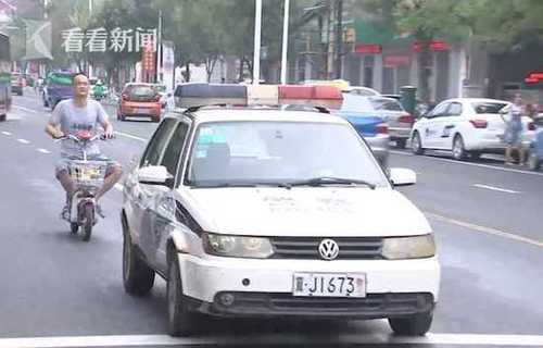 交警開警車被舉報公車私用 單位不懲罰還表揚他